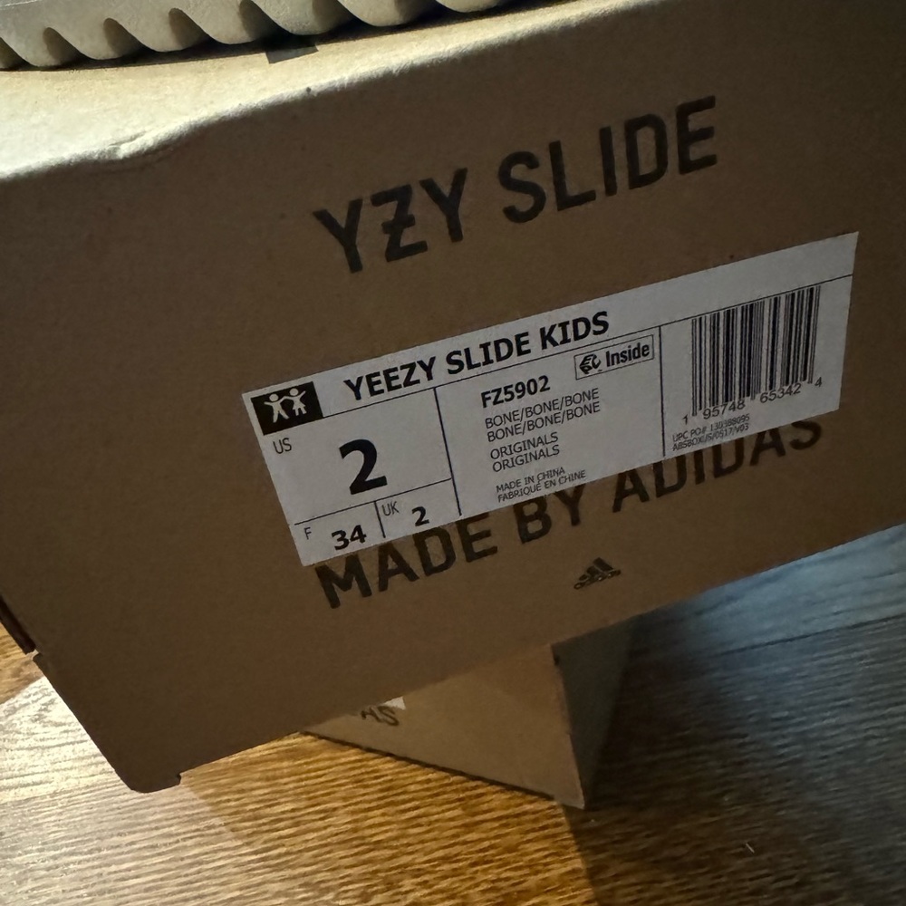 💯 Authentic Yeezy Slides kids size 2 in like new condition! - Picture 2 of 3